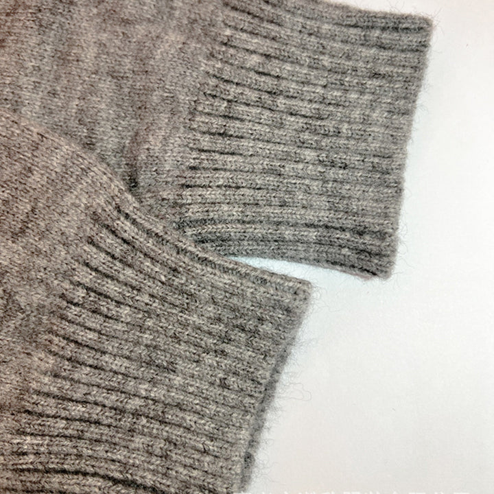 Cardigan gris, gros plan maille côtelée et bordure de capuche