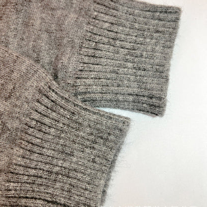 Cardigan gris, gros plan maille côtelée et bordure de capuche
