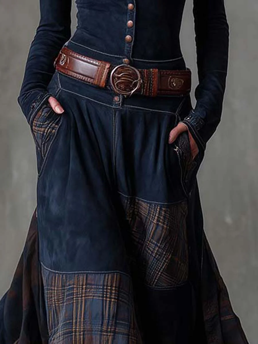 Robe longue en daim bleu marine, empiècement à carreaux sur l’ourlet, manches longues boutonnées.