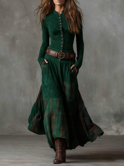 Robe longue en daim vert, boutonnée devant, ceinture marron, empiècements à carreaux.