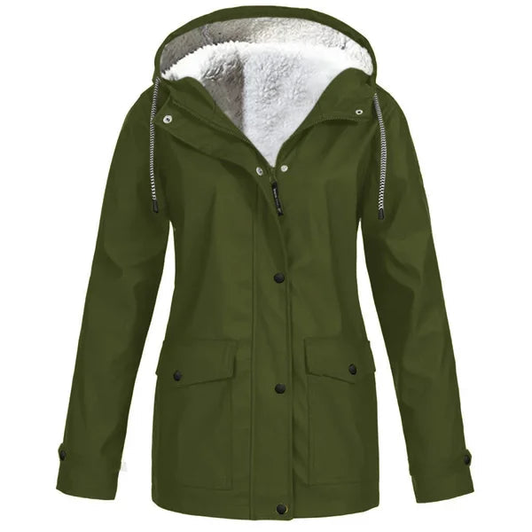 Parka à capuche fourrée verte, fermeture boutonnée, poches plaquées et cordons