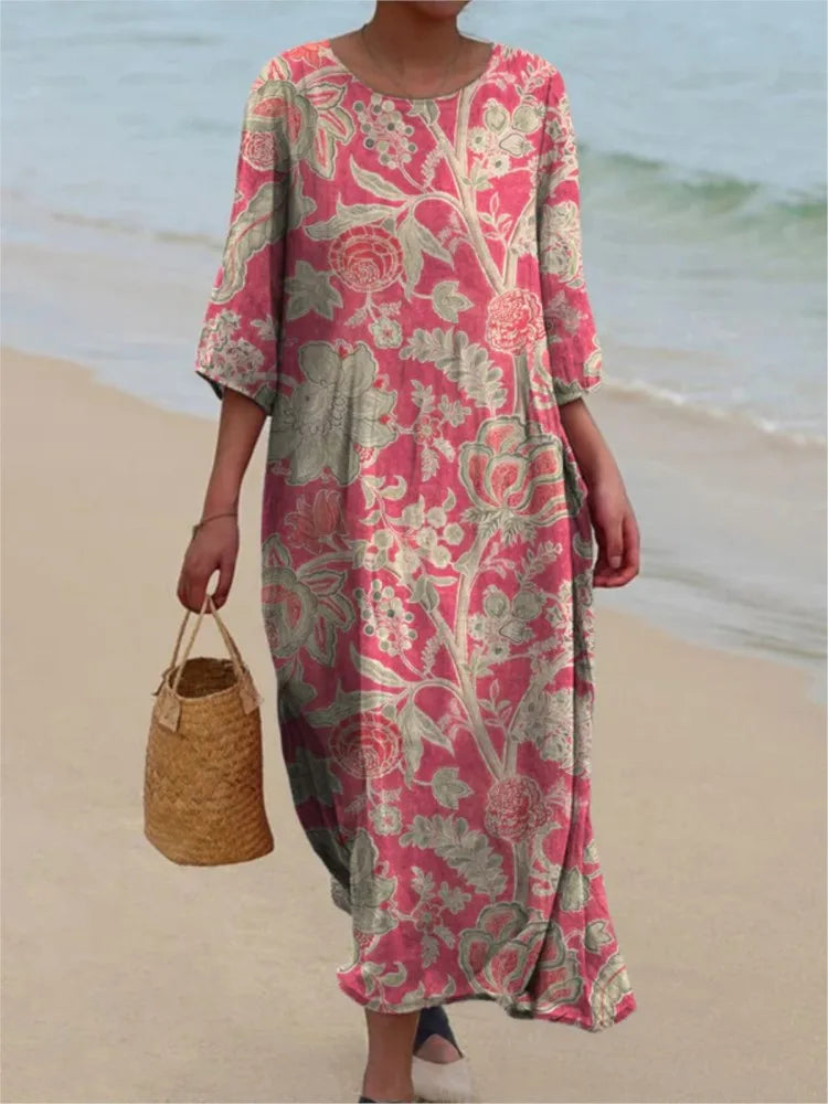 Robe vintage longue rose à motif floral, encolure ronde, manches trois-quarts.