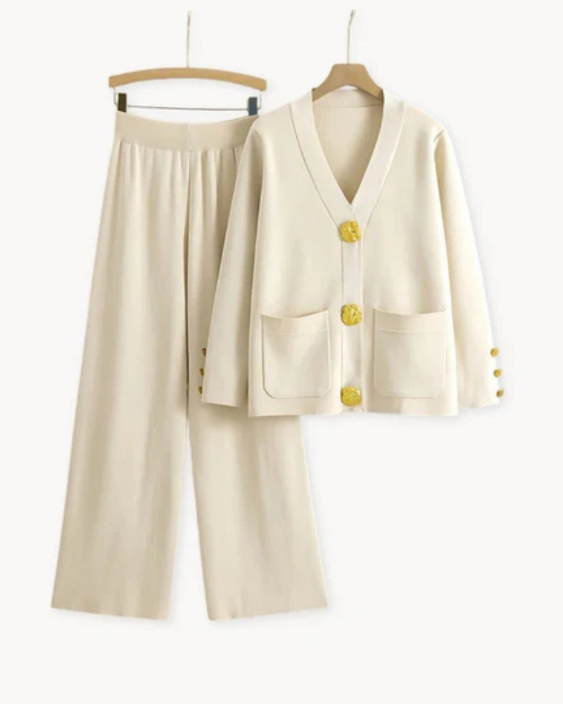 Ensemble tricot crème : veste à col V boutonnée et pantalon ample assorti.