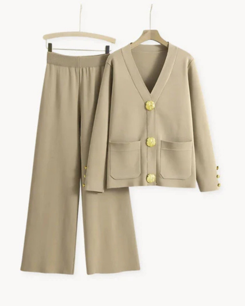 Ensemble tricot beige : veste à col V avec boutons dorés et pantalon large.