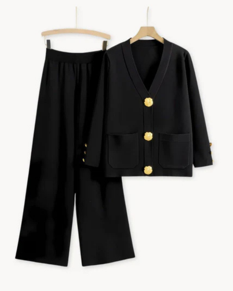Ensemble tricot noir : veste col V boutonnée dorée et pantalon ample.