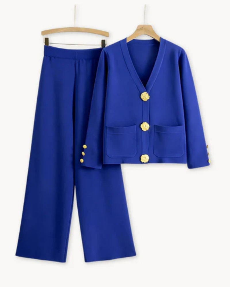 Ensemble tricot bleu : veste col V boutonnée dorée et pantalon large assorti.