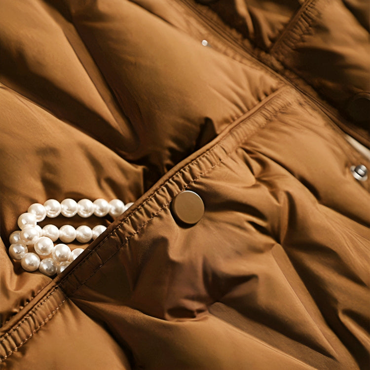 Détail manteau matelassé brun cuivre : boutons pression et surpiqûres