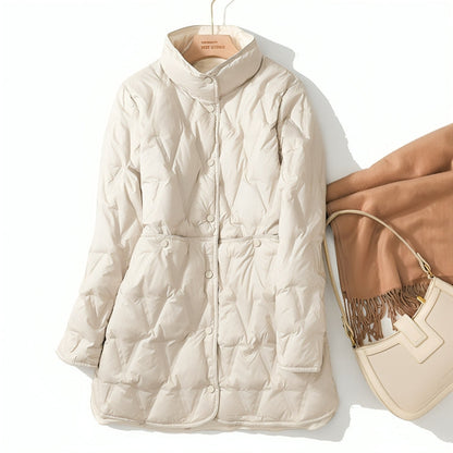 Manteau matelassé blanc cassé, fermeture boutonnée, col montant