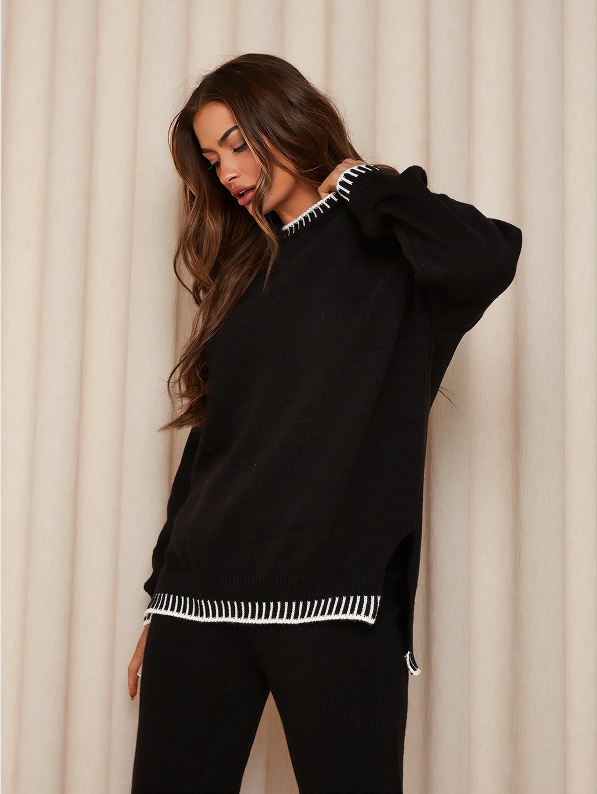 Ensemble pull et pantalon noir, finitions contrastées tricotées aux poignets