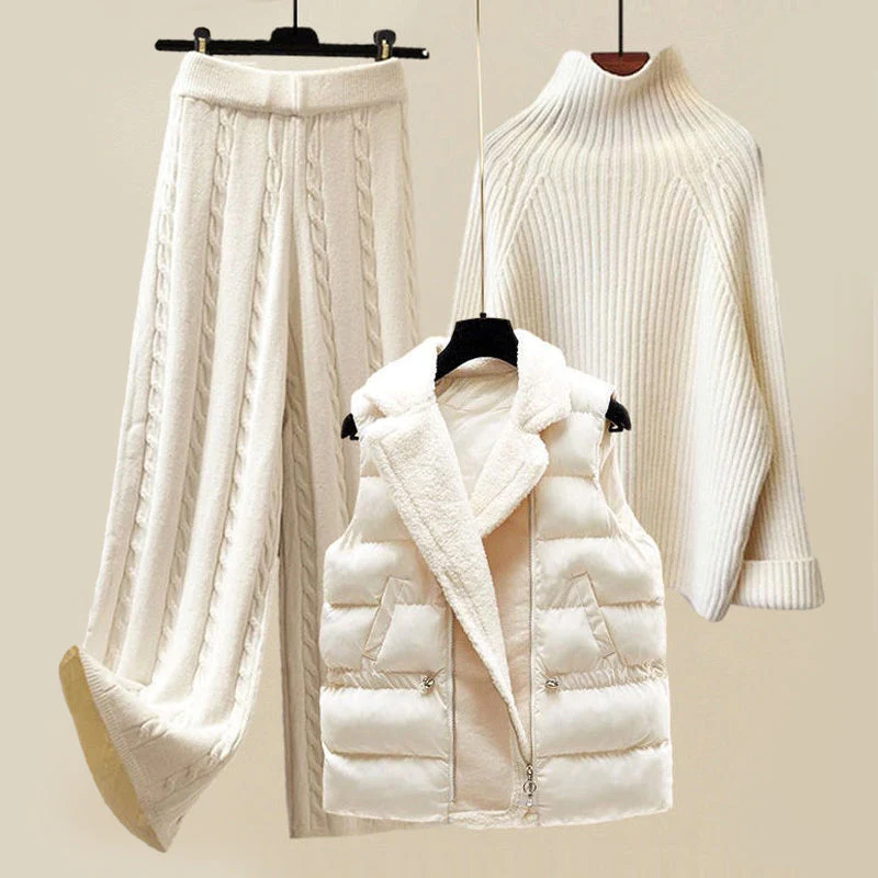 Ensemble blanc : gilet matelassé, pull col montant et jupe torsadée.
