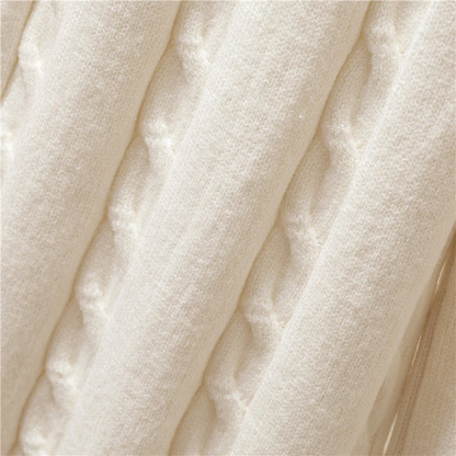 Tricot blanc, texture côtelée et duveteuse, surface souple et douce.
