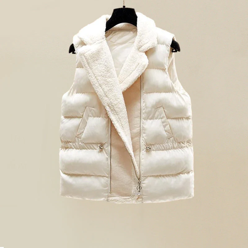 Gilet matelassé blanc avec col duveteux et fermeture boutonnée au centre.