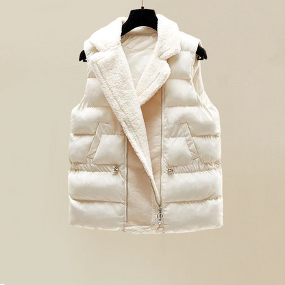 Gilet matelassé blanc avec col duveteux et fermeture boutonnée au centre.