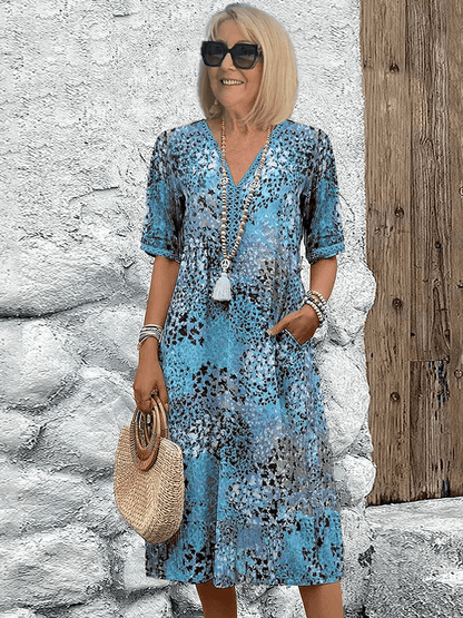 Robe d’été bleue à col V boutonné, motif tacheté, manches courtes et pompon