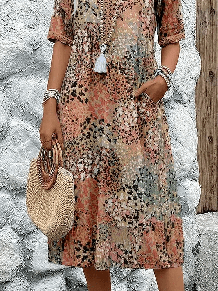Robe d’été col V boutonné, motif tacheté multicolore, manches courtes et pompon