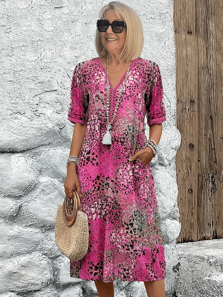 Robe d’été rose à col V boutonné, motif tacheté, manches courtes et pompons