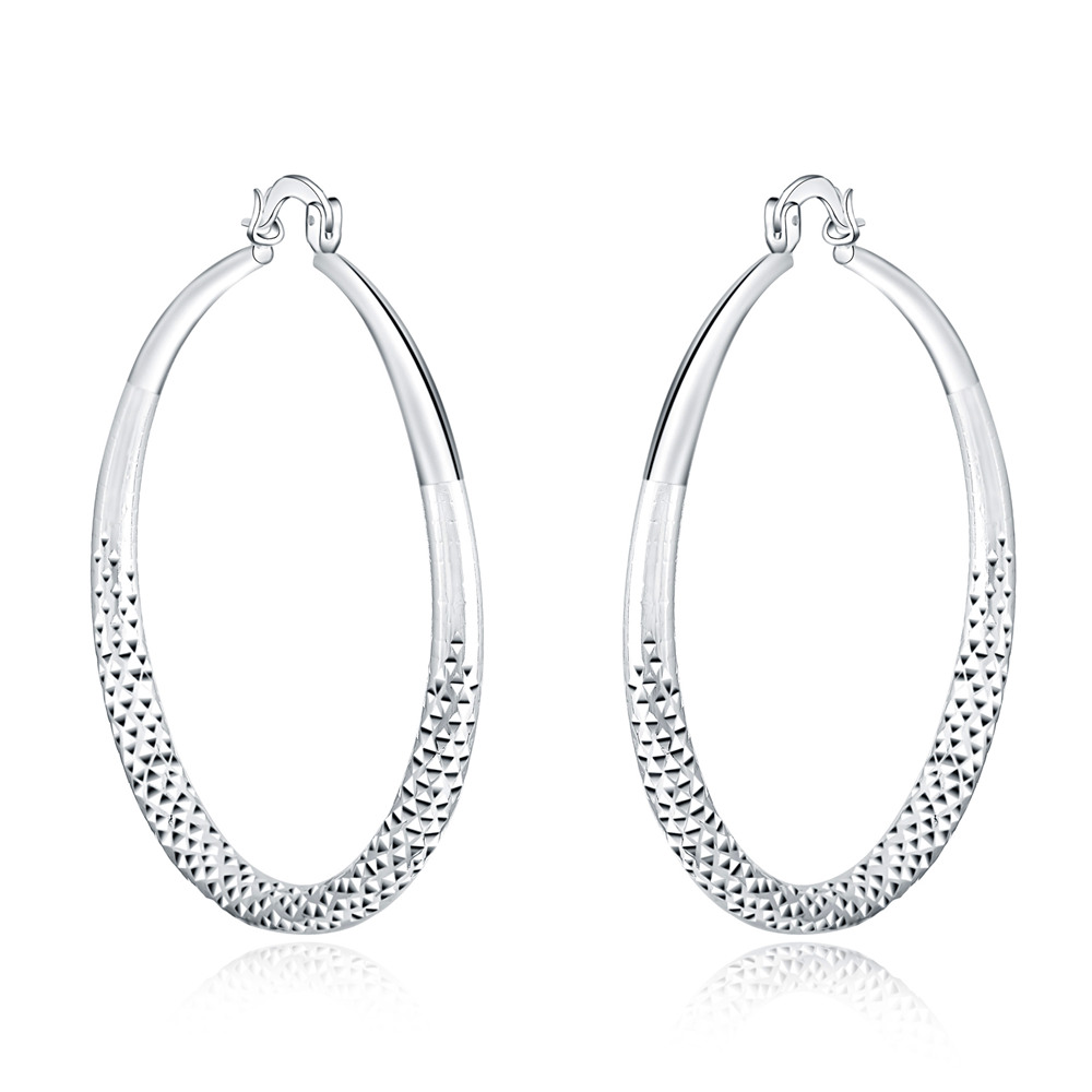 Boucles d’oreilles créoles en argent sterling, anneau ovale, texture losanges sur le bas.
