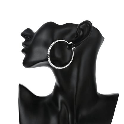 Boucles d’oreilles créoles en argent sterling, anneau texturé à fermoir à charnière.