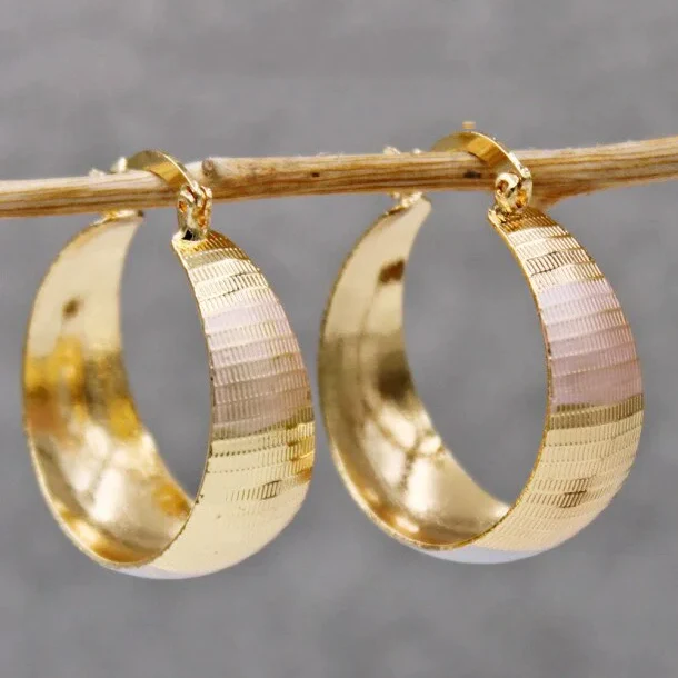Boucles d’oreilles créoles en or à texture rayée verticale, fermoir à charnière