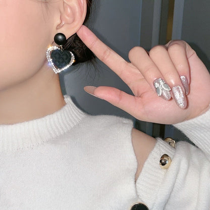 Boucles d’oreilles cœur noir sur lobe, bordure de strass et attache dorée