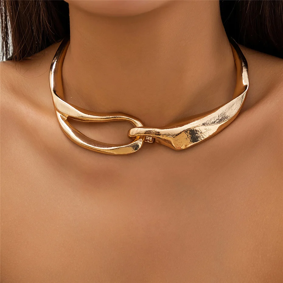Collier doré à maillons texturés, fermoir discret