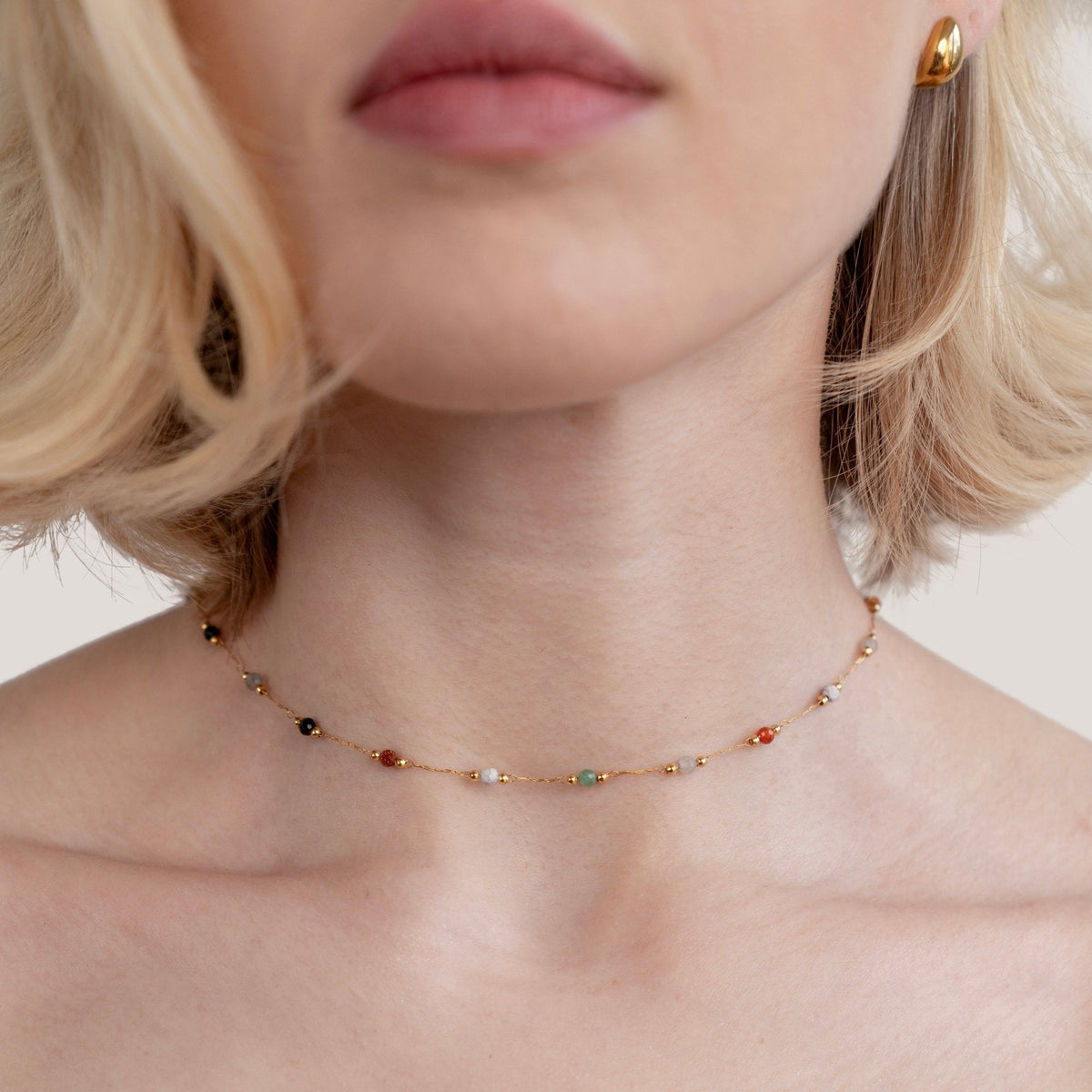 Collier fin doré à petites pierres multicolores, chaînette courte