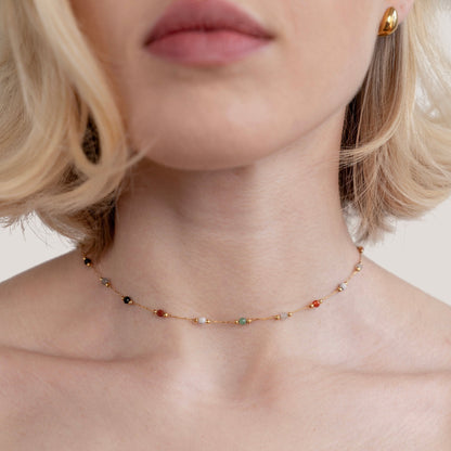 Collier fin doré à petites pierres multicolores, chaînette courte