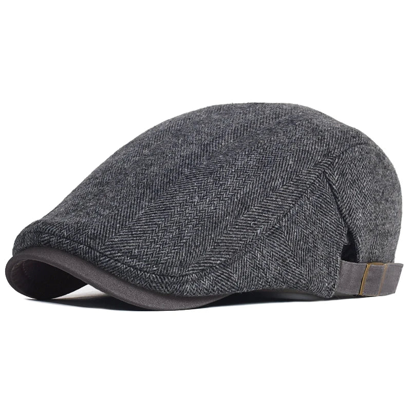 Casquette homme en tissu gris foncé à motif chevrons, visière noire et sangle marron