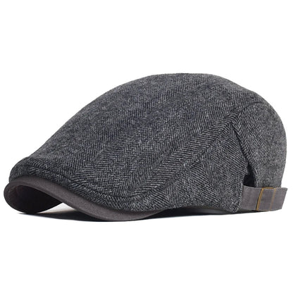 Casquette homme en tissu gris foncé à motif chevrons, visière noire et sangle marron