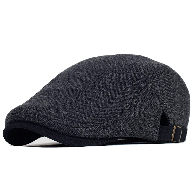 Casquette homme gris foncé à chevrons, visière noire et sangle réglable avec boucle