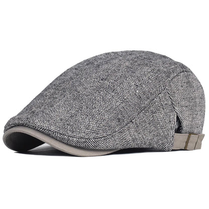 Casquette homme gris clair à chevrons, visière noire, sangle et boucle marron