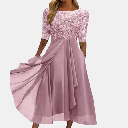 Robe en dentelle rose, encolure ronde, manches trois-quarts, jupe évasée avec drapé