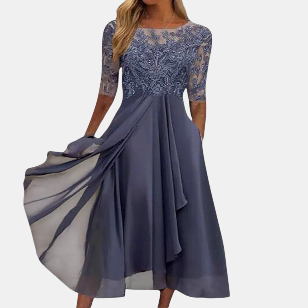 Robe en dentelle bleu foncé, encolure ronde, manches trois-quarts, jupe plissée