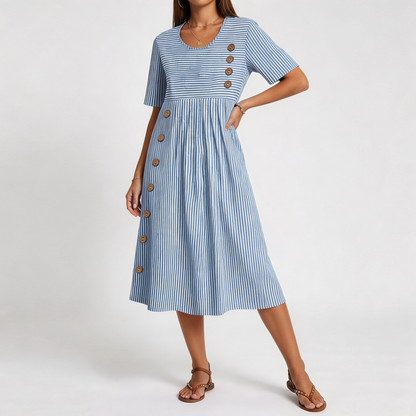 Robe midi rayée bleu, manches courtes, encolure ronde, bas évasé, boutons