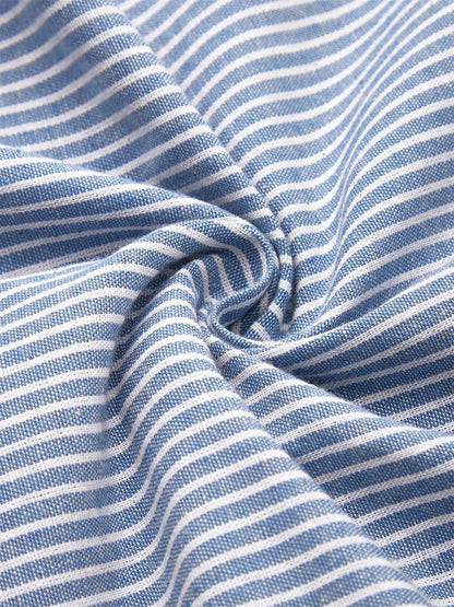 Tissu de robe rayé bleu et blanc, motif à fines rayures et plis