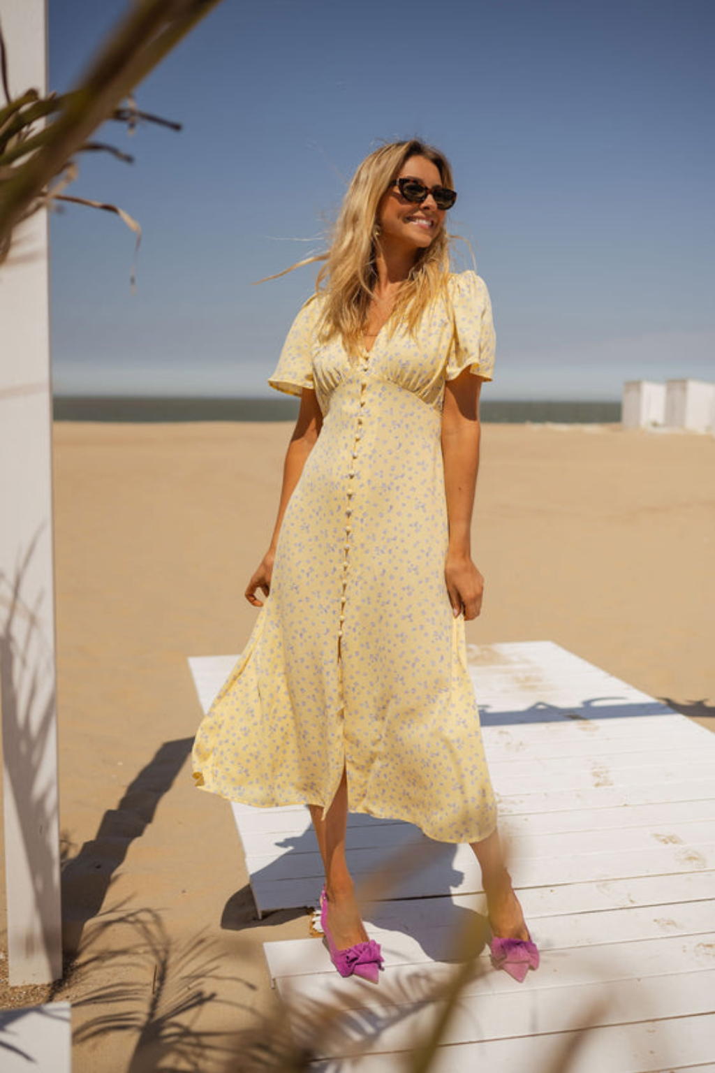 Robe midi jaune clair à encolure V, manches courtes, imprimé discret, fente sur le devant.