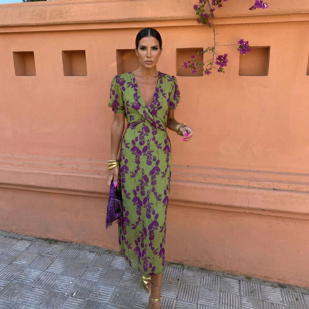 Robe d’été vert pomme à motifs violets, décolleté cache-cœur, manches bouffantes.