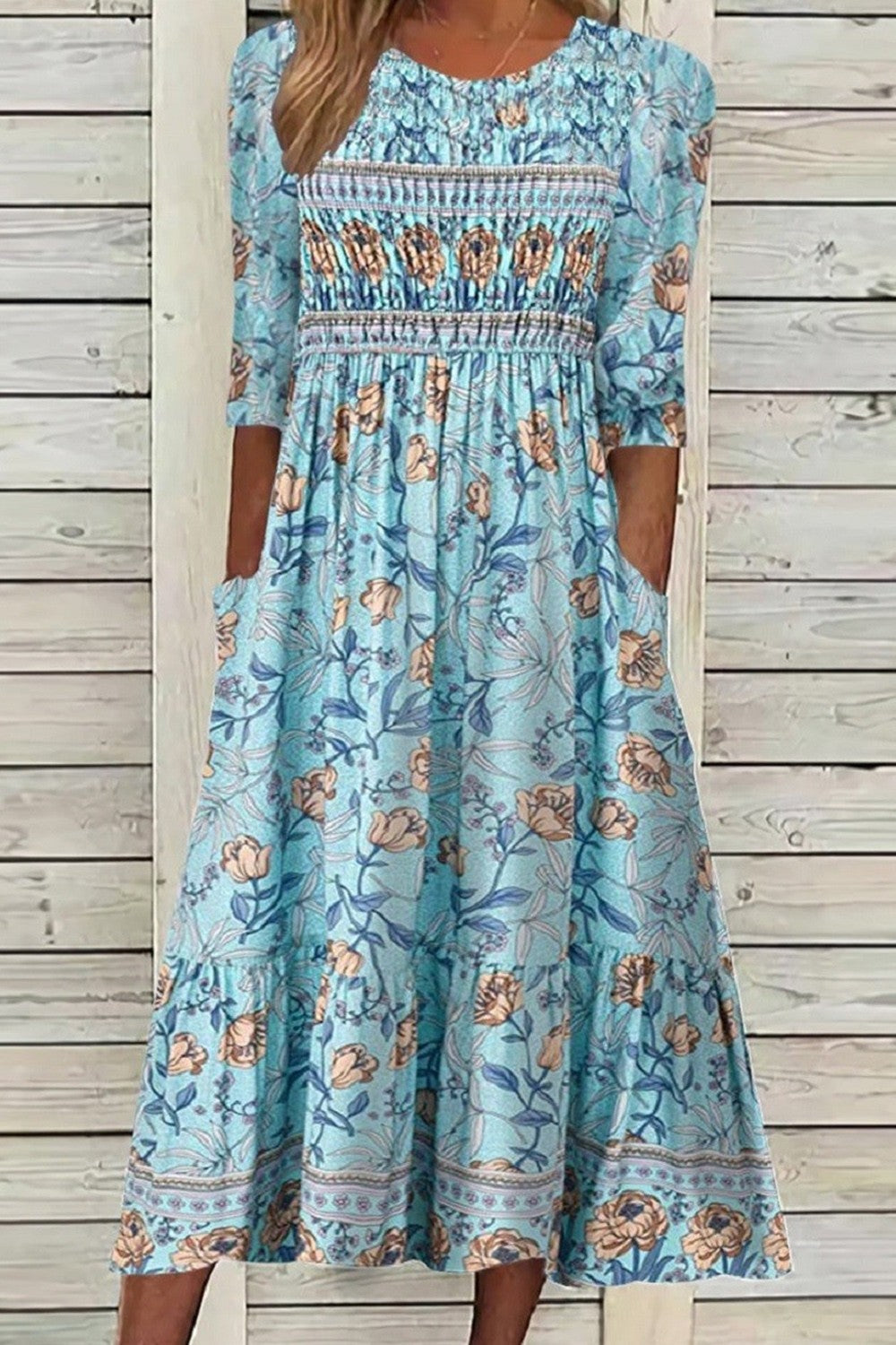 Robe fluide bleue à imprimé floral, encolure carrée et manches bouffantes, coupe mi-longue