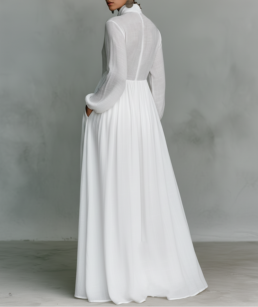 Robe maxi blanche dos évasé, manches longues, encolure dégagée, taille à volants