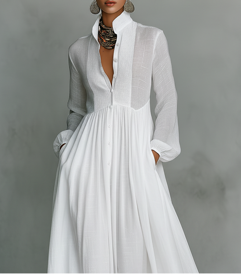 Robe maxi blanche col V devant, empiècement boutonné et manches longues, jupe plissée