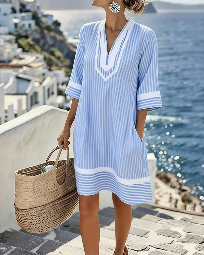 Robe rayée bleue à col en V, manches trois-quarts, liseré contrastant à l’ourlet
