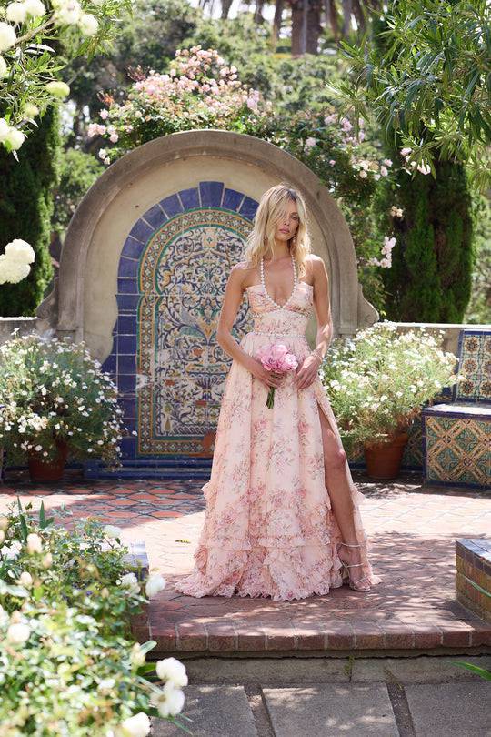 Robe longue rose à bretelles perlées et motif floral, décolleté en V et volants