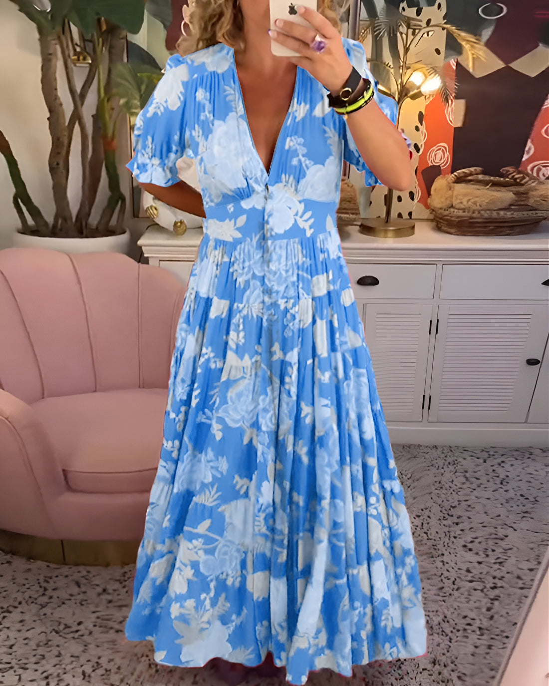 Robe longue verte à fleurs, encolure V, manches bouffantes et jupe à volants.