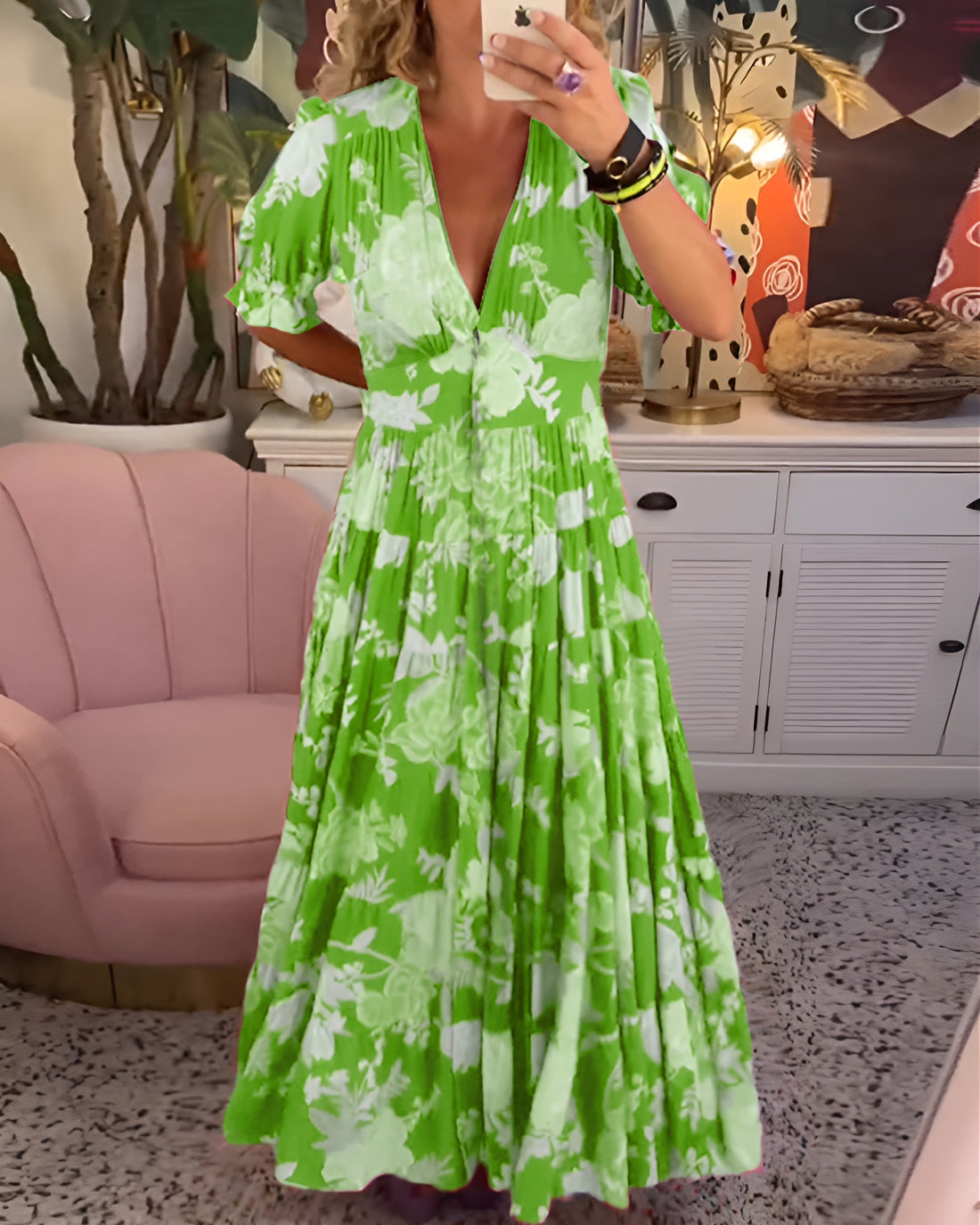 Robe longue verte à fleurs, encolure V, manches bouffantes et taille froncée.