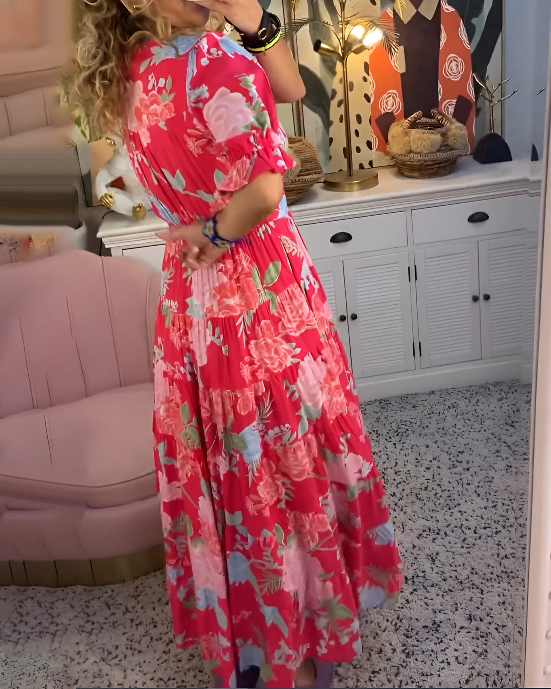 Robe longue rouge à fleurs, encolure V et manches bouffantes, taille froncée.
