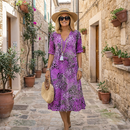 Robe midi imprimée violet lavande, col V, manches trois-quarts, motifs contrastés.