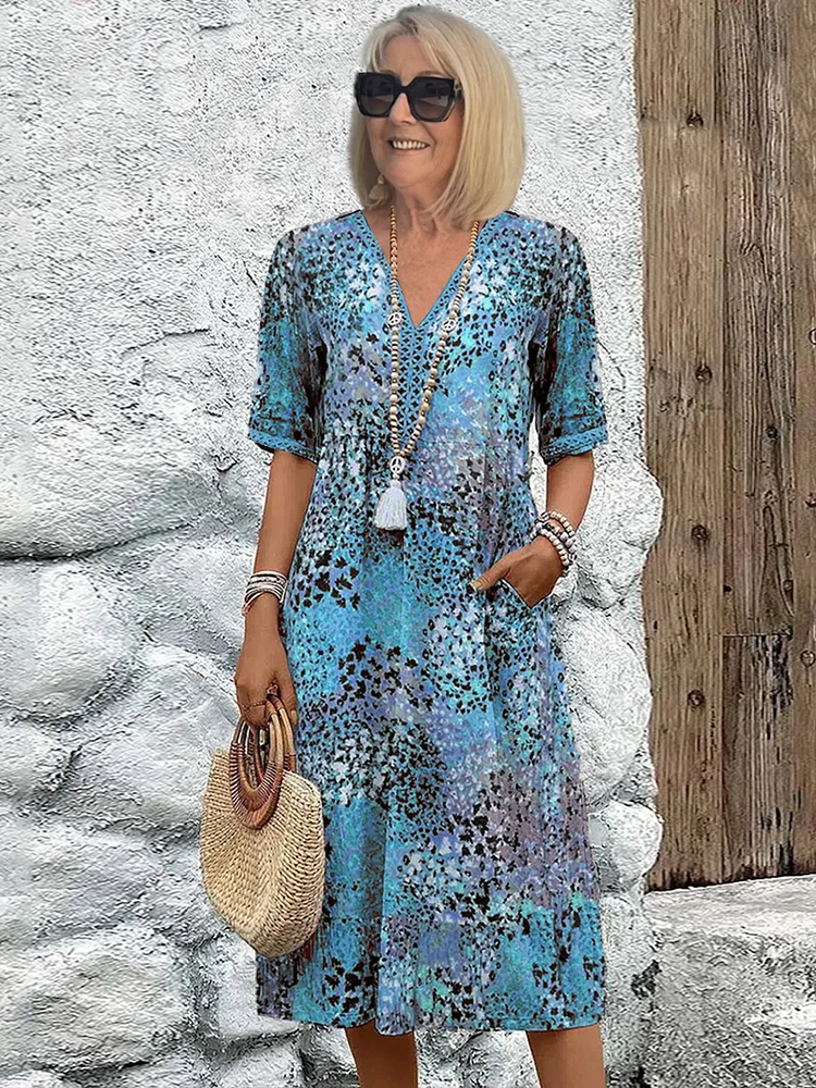 Robe midi imprimée bleu océan, col V, manches trois-quarts, patte de boutons décoratifs.