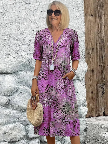 Robe midi imprimée violet lavande, col V, manches trois-quarts, fermeture boutonnée.