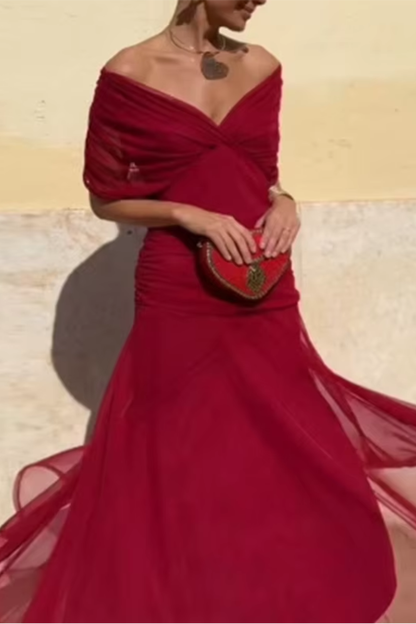 Robe longue rouge à épaules dénudées, décolleté croisé noué, jupe évasée fluide