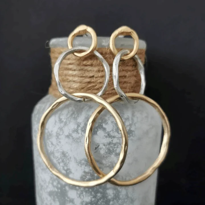 Boucles d’oreilles vintage à anneaux entrelacés or et argent, aspect martelé.